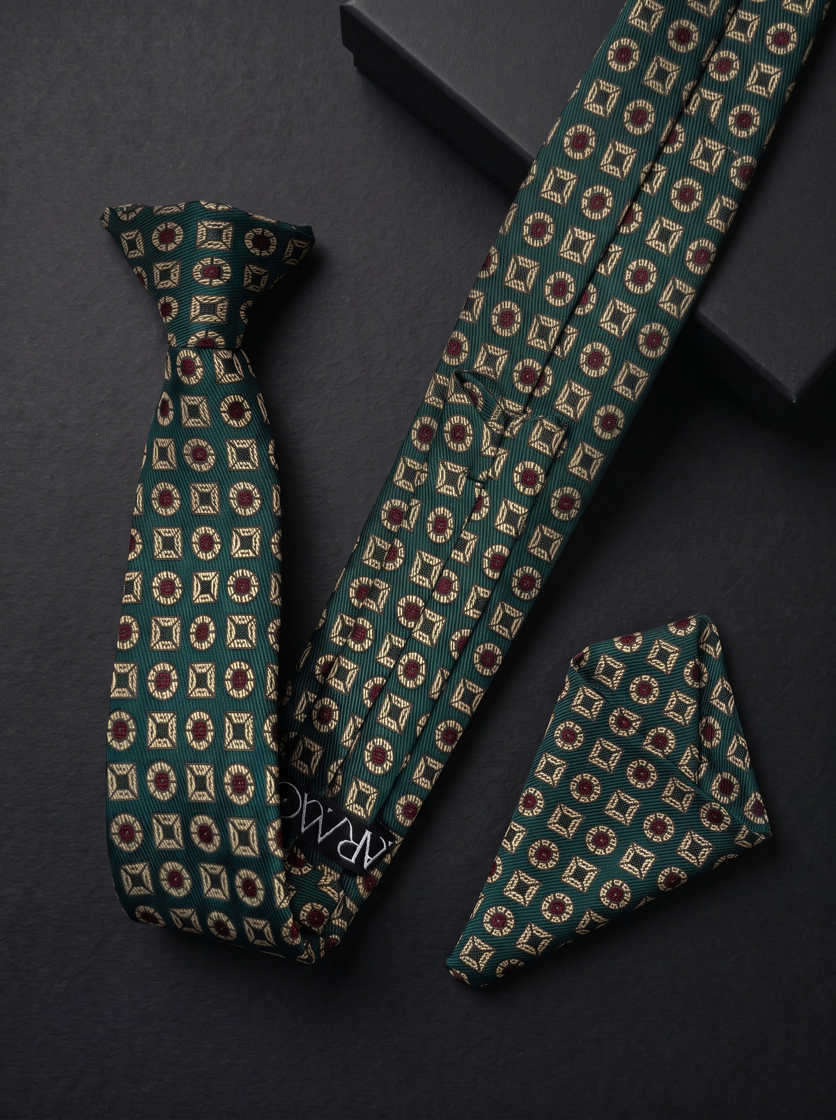Armon editorial detail